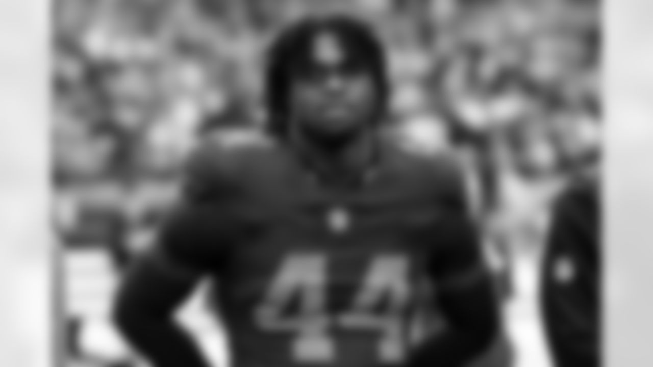 Tight end Harold Fannin Jr. (44)