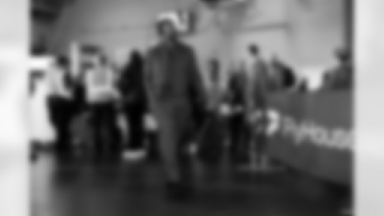 Defensive end Myles Garrett (95) before a NFL football game between the Cleveland Browns and New York Jets on November 9, 2025 at MetLife Stadium.