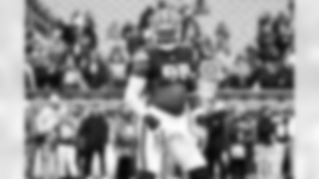 Tight end David Njoku (85) before a NFL football game between the San Francisco 49ers and Cleveland Browns on November 30, 2025 at Huntington Bank Field.