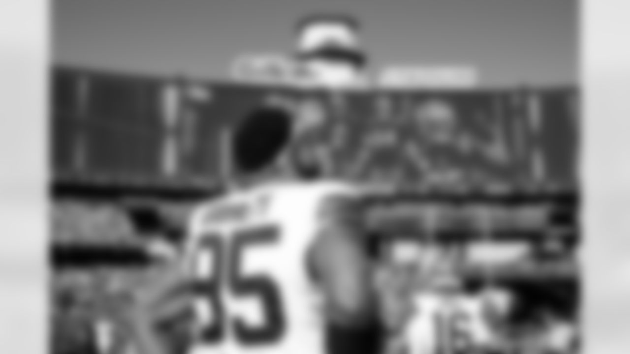 Defensive end Myles Garrett (95) before a NFL football game between the Cleveland Browns and New England Patriots on October 26, 2025 at Gillette Stadium. The Browns lost 13-32.