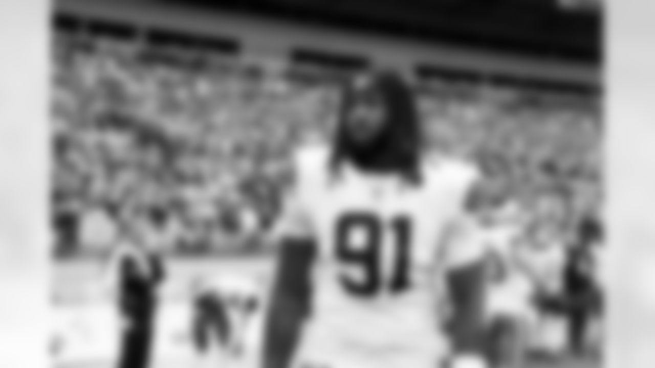 Defensive end Alex Wright (91) before a NFL football game between the Cleveland Browns and Pittsburgh Steelers on October 12, 2025 at Acrisure Stadium. The Browns lost 9-23.