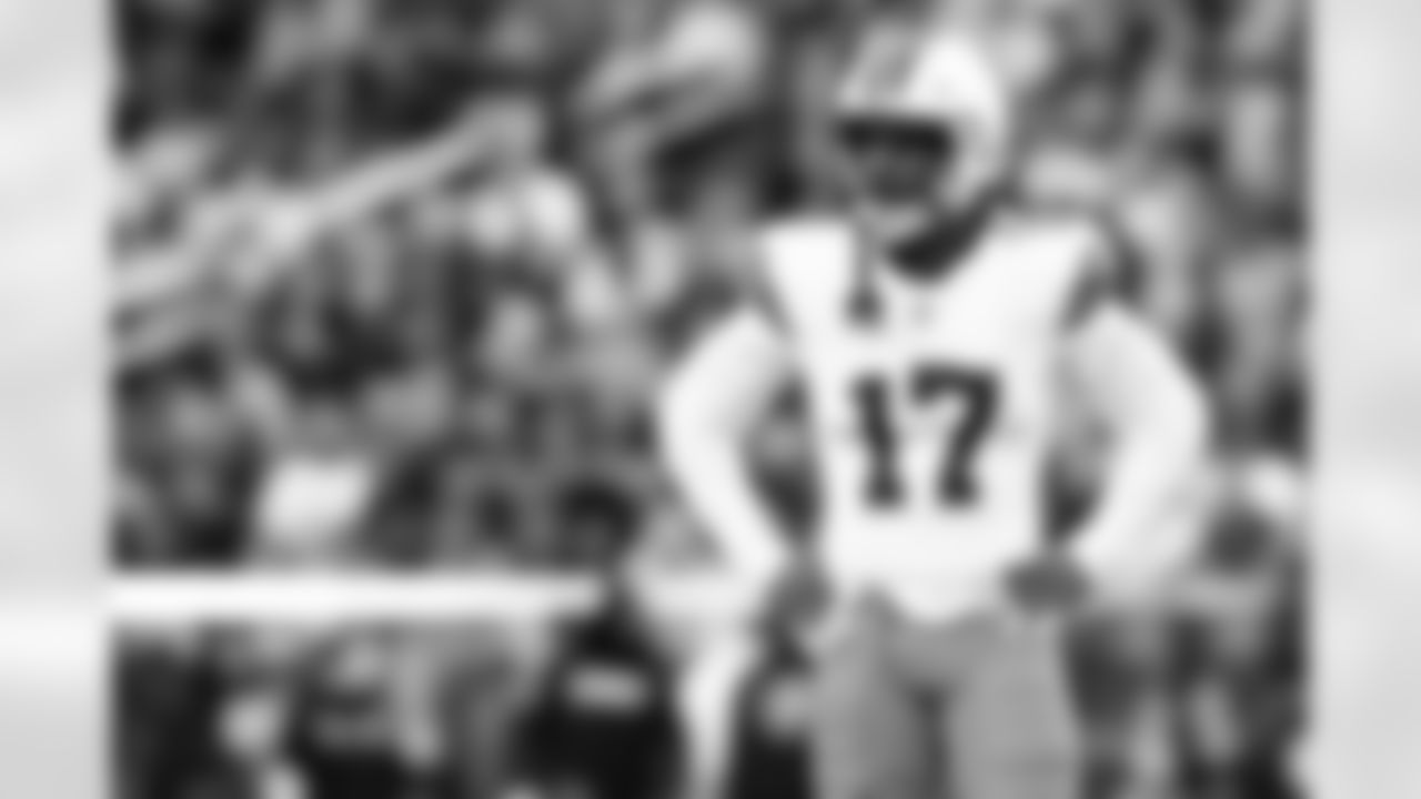 Linebacker Jerome Baker (17)