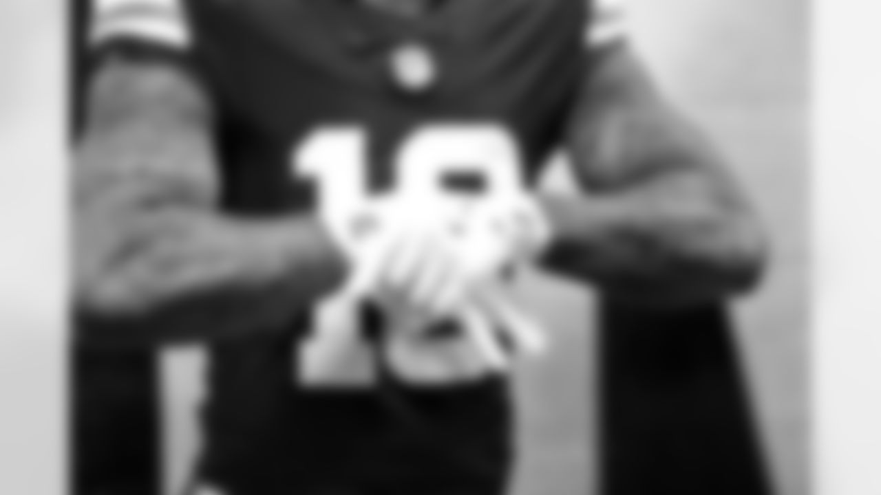 Running back Quinshon Judkins (10) before a NFL football game between the Buffalo Bills and Cleveland Browns on December 21, 2025 at Huntington Bank Field.