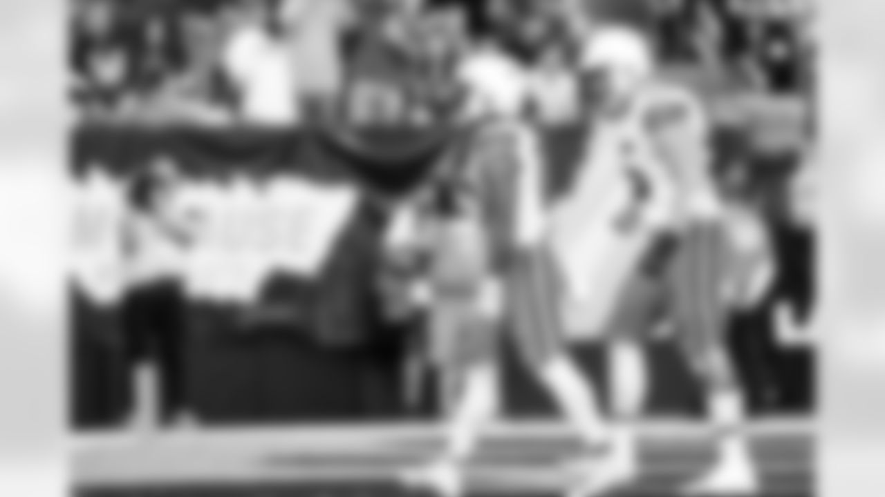 Running back Quinshon Judkins (10) and Center Ethan Pocic (55) during a NFL football game between the Cleveland Browns and Las Vegas Raiders on November 23, 2025 at Allegiant Stadium.