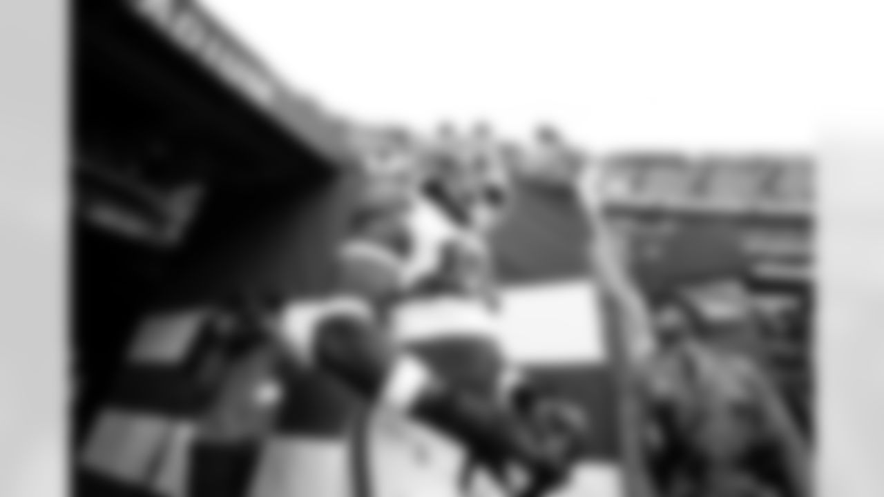 Tight end David Njoku (85) before a NFL football game between the Cleveland Browns and New York Jets on November 9, 2025 at MetLife Stadium.