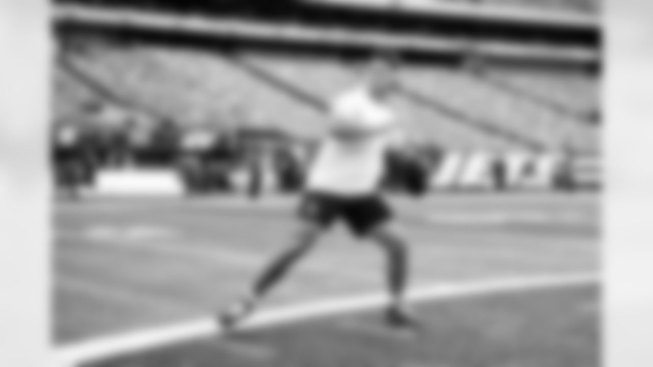 Quarterback Dillon Gabriel (8) before a NFL football game between the Cleveland Browns and New York Jets on November 9, 2025 at MetLife Stadium.