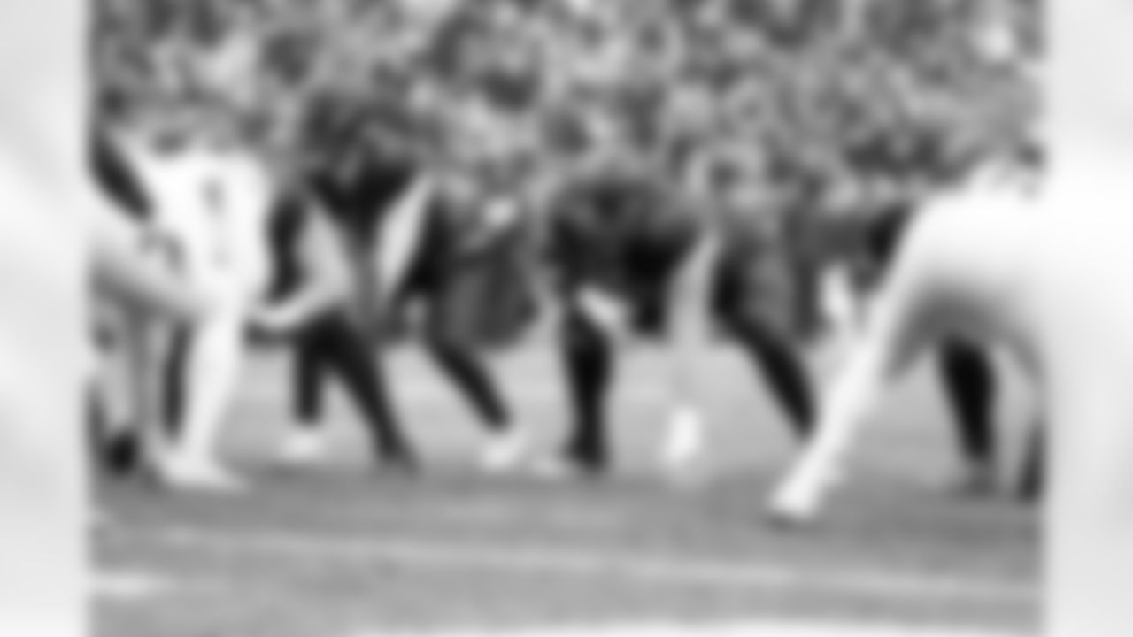 Offensive guard Joel Bitonio (75) during a NFL football game between the Tennessee Titans and Cleveland Browns on December 7, 2025 at Huntington Bank Field.