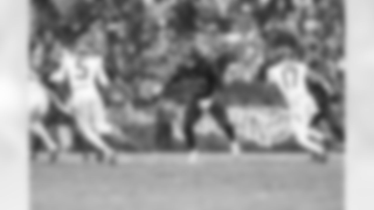 Linebacker Devin Bush (30) during a NFL football game between the Tennessee Titans and Cleveland Browns on December 7, 2025 at Huntington Bank Field.