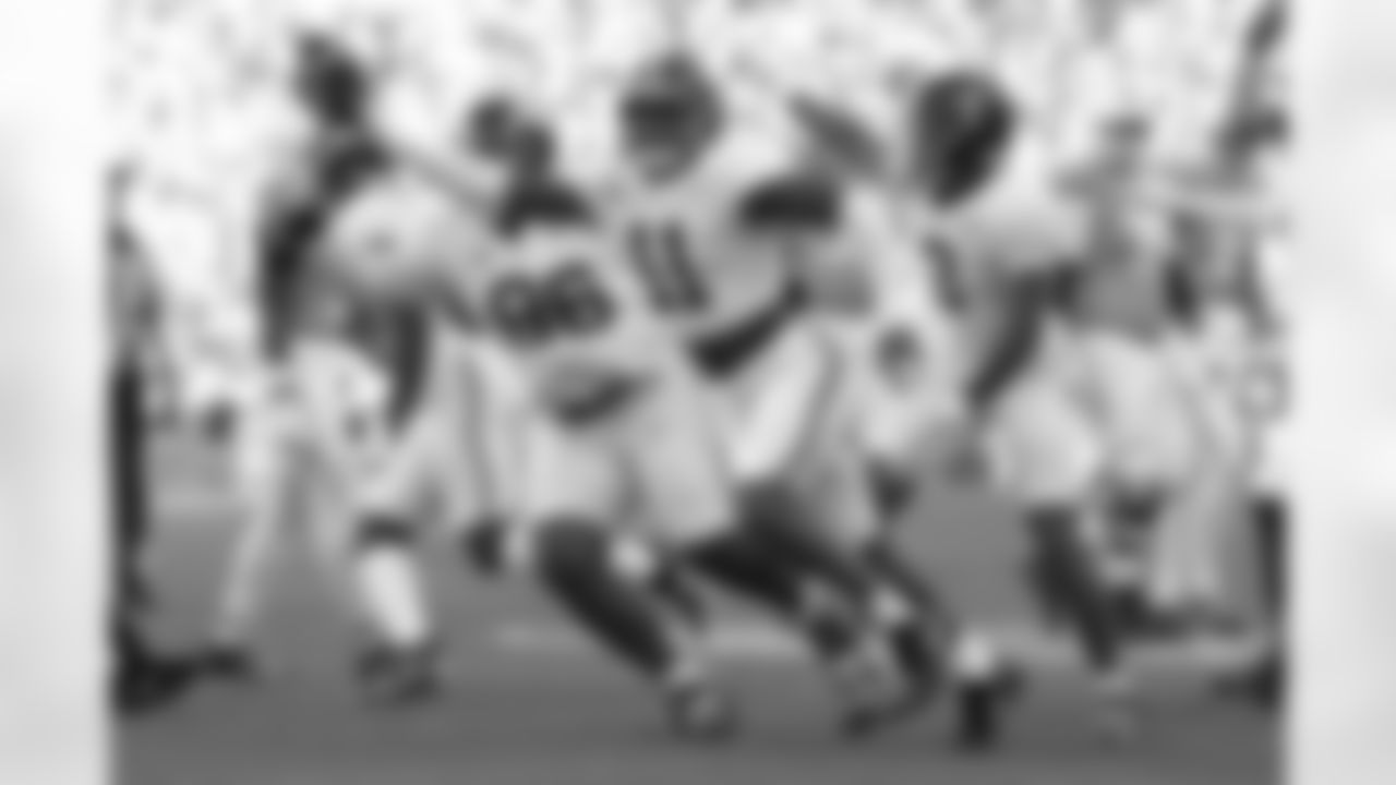 Alabama linebacker Jihaad Campbell (11) celebrates after recovering a fumble during the first half of an NCAA college football game against Tennessee, Saturday, Oct. 19, 2024, in Knoxville, Tenn. (AP Photo/Wade Payne)