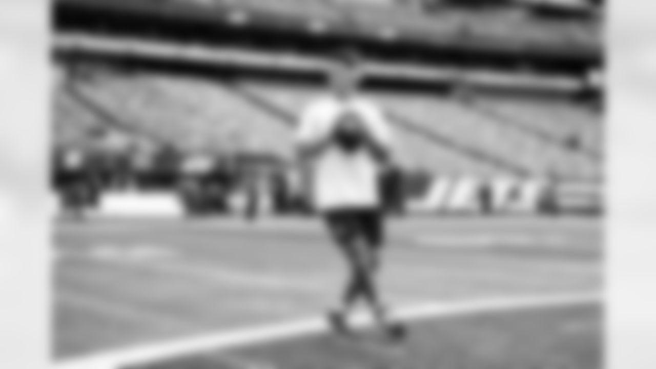 Quarterback Dillon Gabriel (8) before a NFL football game between the Cleveland Browns and New York Jets on November 9, 2025 at MetLife Stadium.