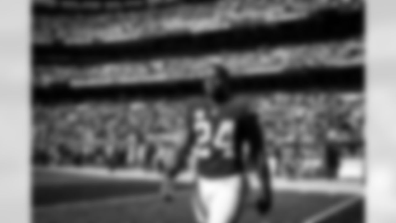 Running back Nick Chubb (24) before a NFL football game between the New England Patriots and Cleveland Browns on October 16, 2022 at FirstEnergy Stadium. The Browns lost 38-15.