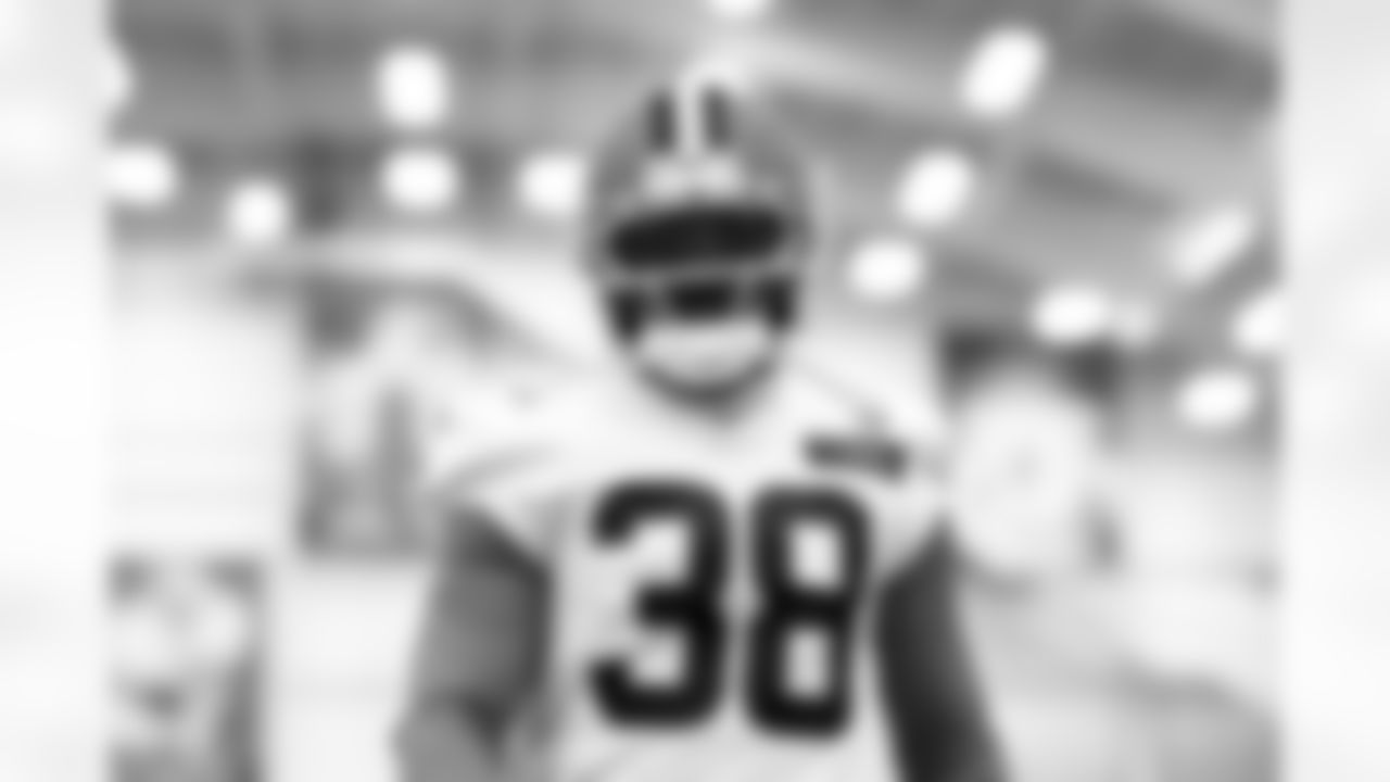 Running back Trayveon Williams (38) during practice at CrossCountry Mortgage Campus on December 10, 2025.