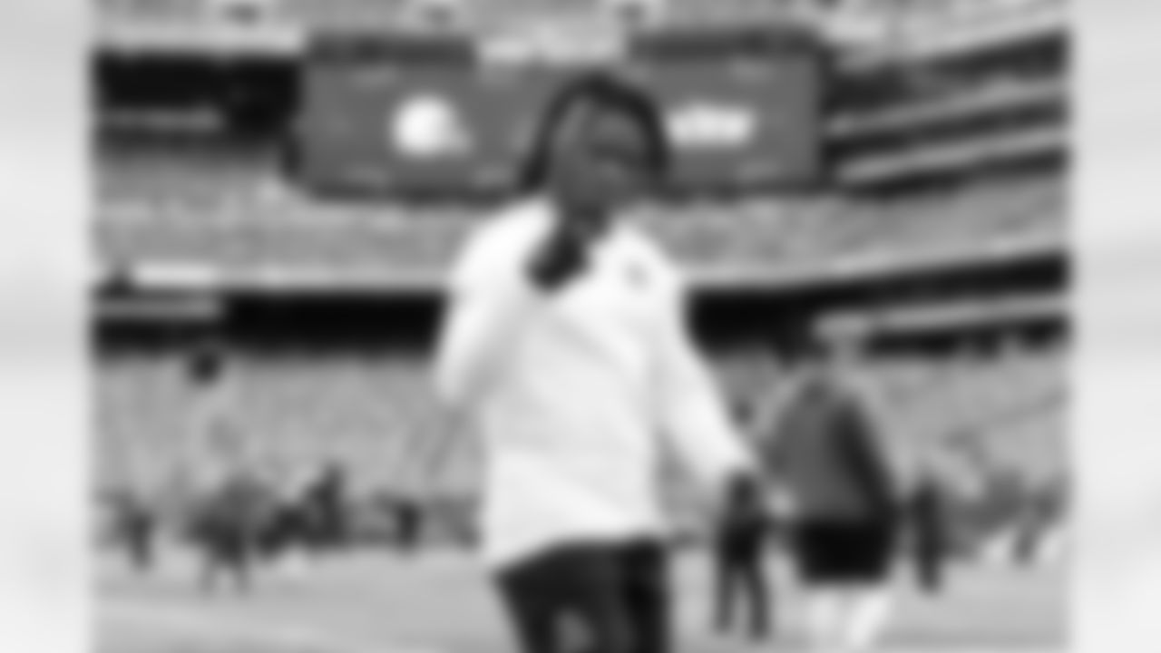 Running back Quinshon Judkins (10) before a NFL football game between the Cleveland Browns and New York Jets on November 9, 2025 at MetLife Stadium.