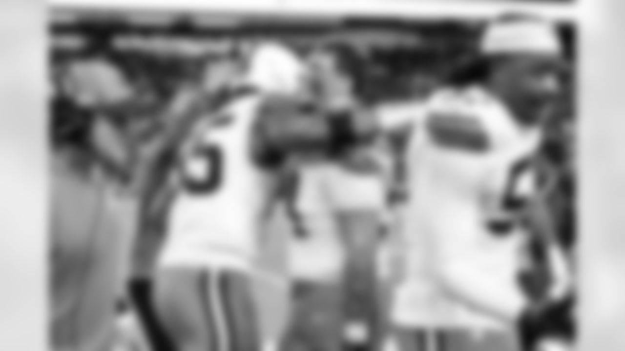 The Browns celebrate after a NFL football game between the Cleveland Browns and Las Vegas Raiders on November 23, 2025 at Allegiant Stadium.