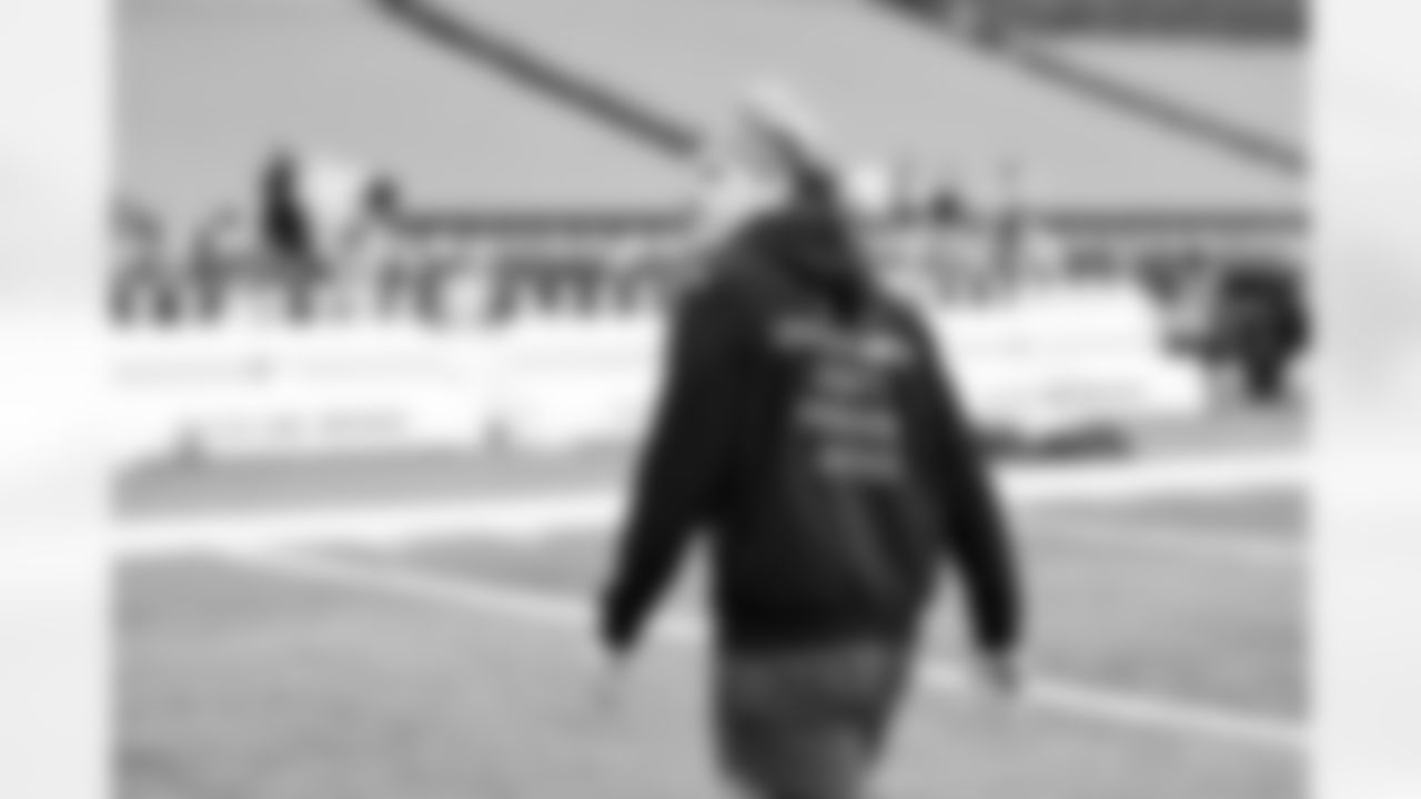 Linebacker Carson Schwesinger (49) before a NFL football game between the Pittsburgh Steelers and Cleveland Browns on December 28, 2025 at Huntington Bank Field.