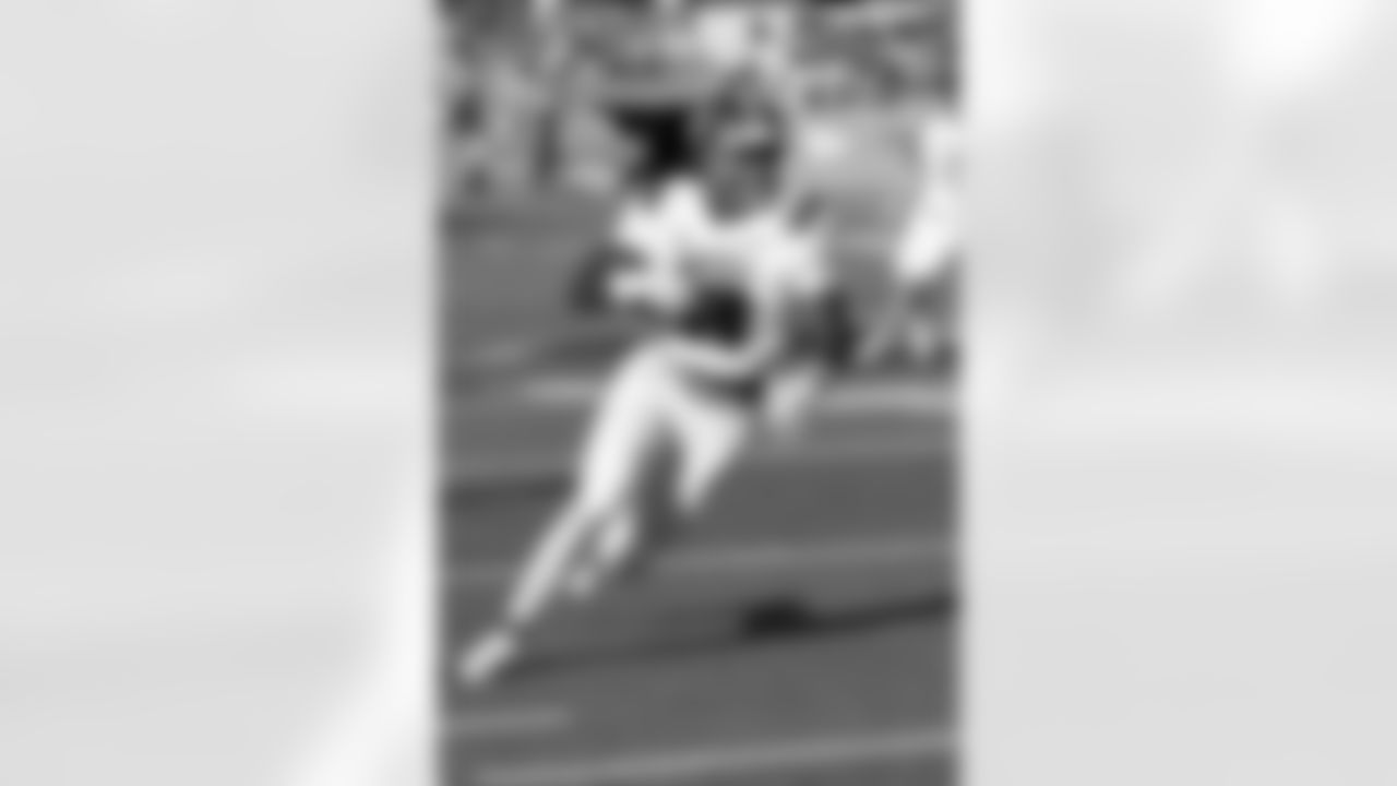 National team tight end Harold Fannin Jr. (44), of Bowling Green, carries the ball during the second half of the Senior Bowl NCAA college football game, Saturday, Feb. 1, 2025, in Mobile, Ala. (AP Photo/Butch Dill)