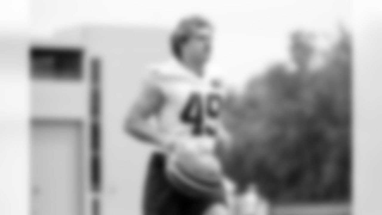 Linebacker Carson Schwesinger (49) during the first day of OTAs at CrossCountry Mortgage Campus on May 27, 2025.