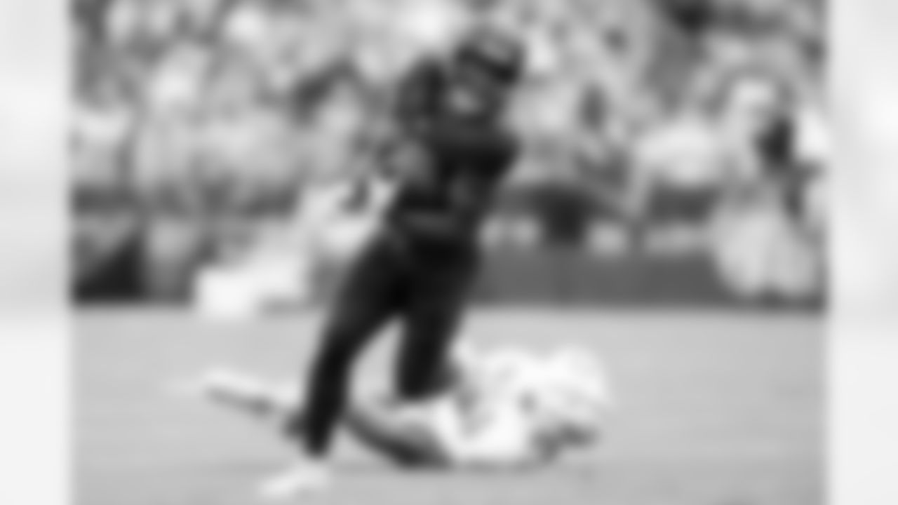 Running back Quinshon Judkins (10) during a NFL football game between the Miami Dolphins and Cleveland Browns on October 19, 2025 at Huntington Bank Field. The Browns won 31-6.