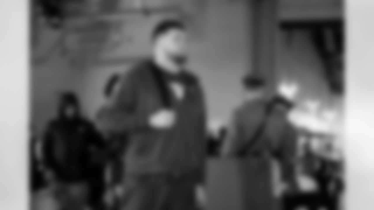 Offensive guard Zak Zinter (70) before a NFL football game between the Cleveland Browns and New York Jets on November 9, 2025 at MetLife Stadium.