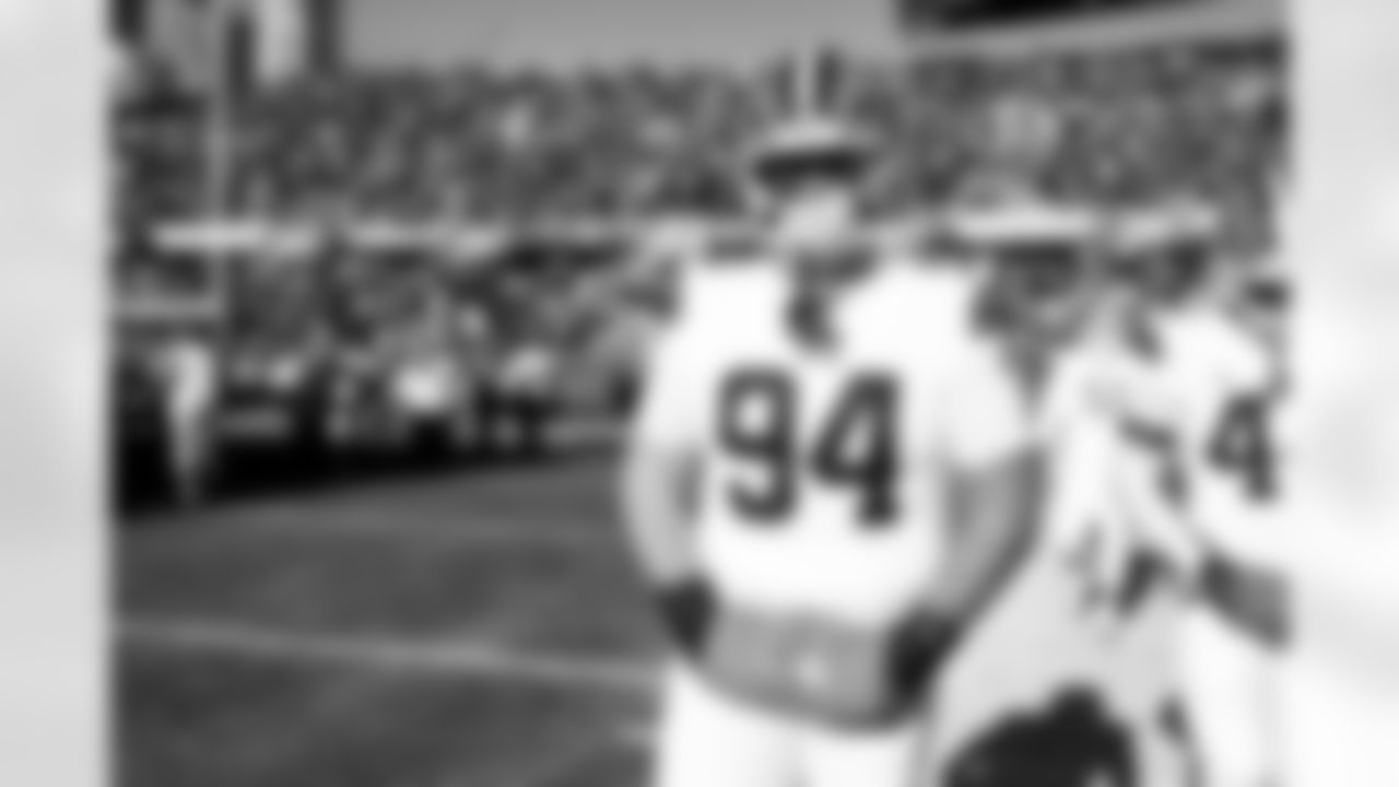 Defensive tackle Mason Graham (94) before a NFL football game between the Cleveland Browns and Chicago Bears on December 14, 2025 at Soldier Field. The Browns lost 3-31.