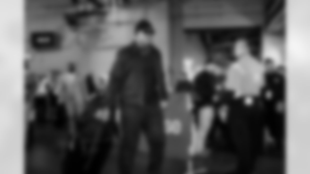 Defensive lineman Adin Huntington (98) before a NFL football game between the Cleveland Browns and New York Jets on November 9, 2025 at MetLife Stadium.