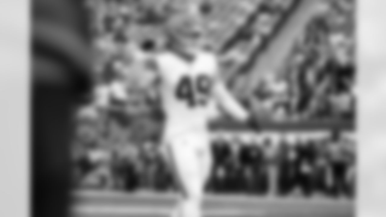 Linebacker Carson Schwesinger (49) before a NFL football game between the Cleveland Browns and New York Jets on November 9, 2025 at MetLife Stadium.