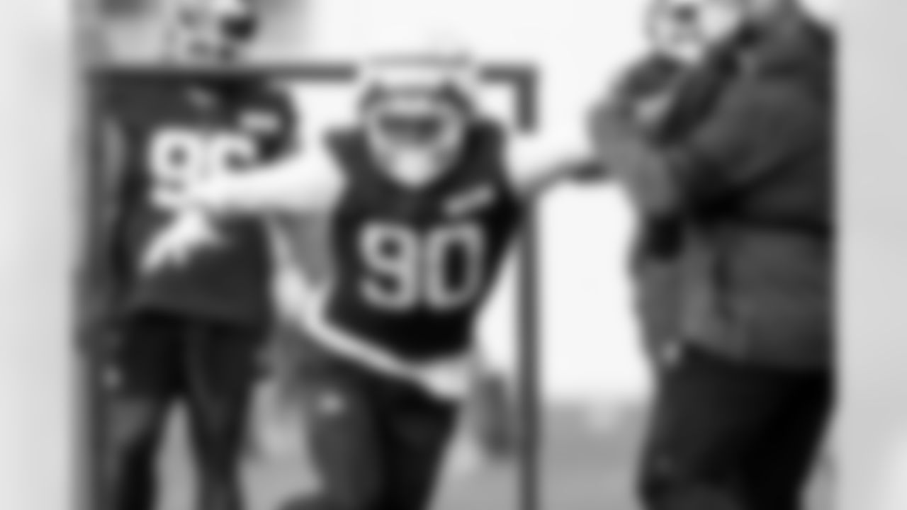 Defensive end Joe Tryon-Shoyinka (90) during practice at CrossCountry Mortgage Campus on October 23, 2025.