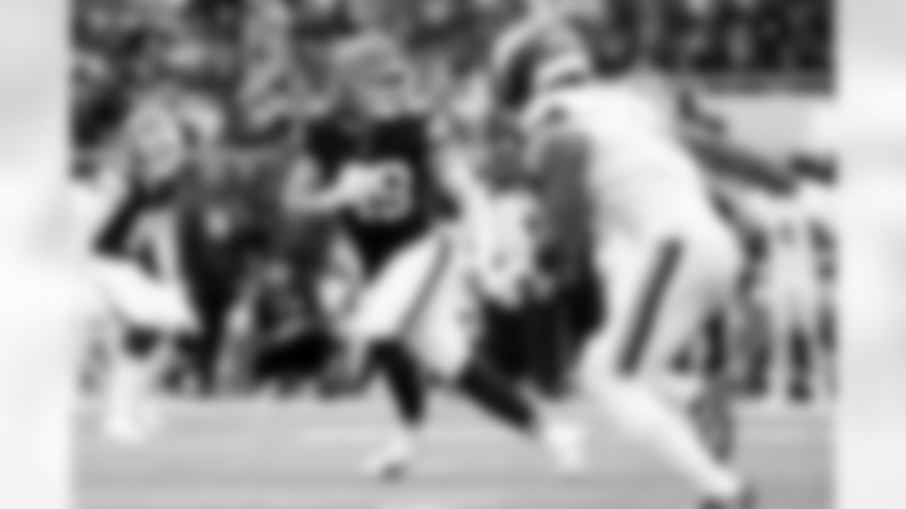 Linebacker Carson Schwesinger (49) during a NFL football game between the Minnesota Vikings and Cleveland Browns on October 5, 2025 at Tottenham Hotspur Stadium. The Browns lost 17-21.