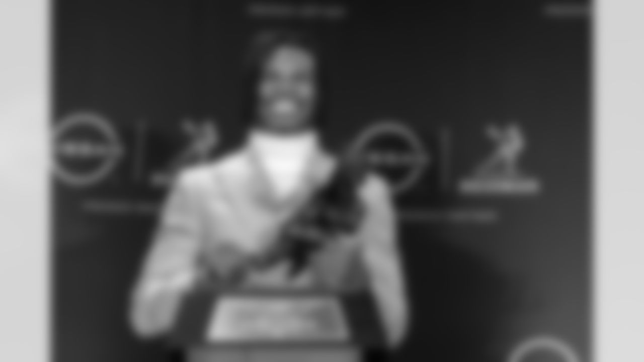 Heisman Trophy winner Travis Hunter, of Colorado, poses with the trophy at a press conference after the awards ceremony, Saturday, Dec. 14, 2024, in New York, (AP Photo/Corey Sipkin)
