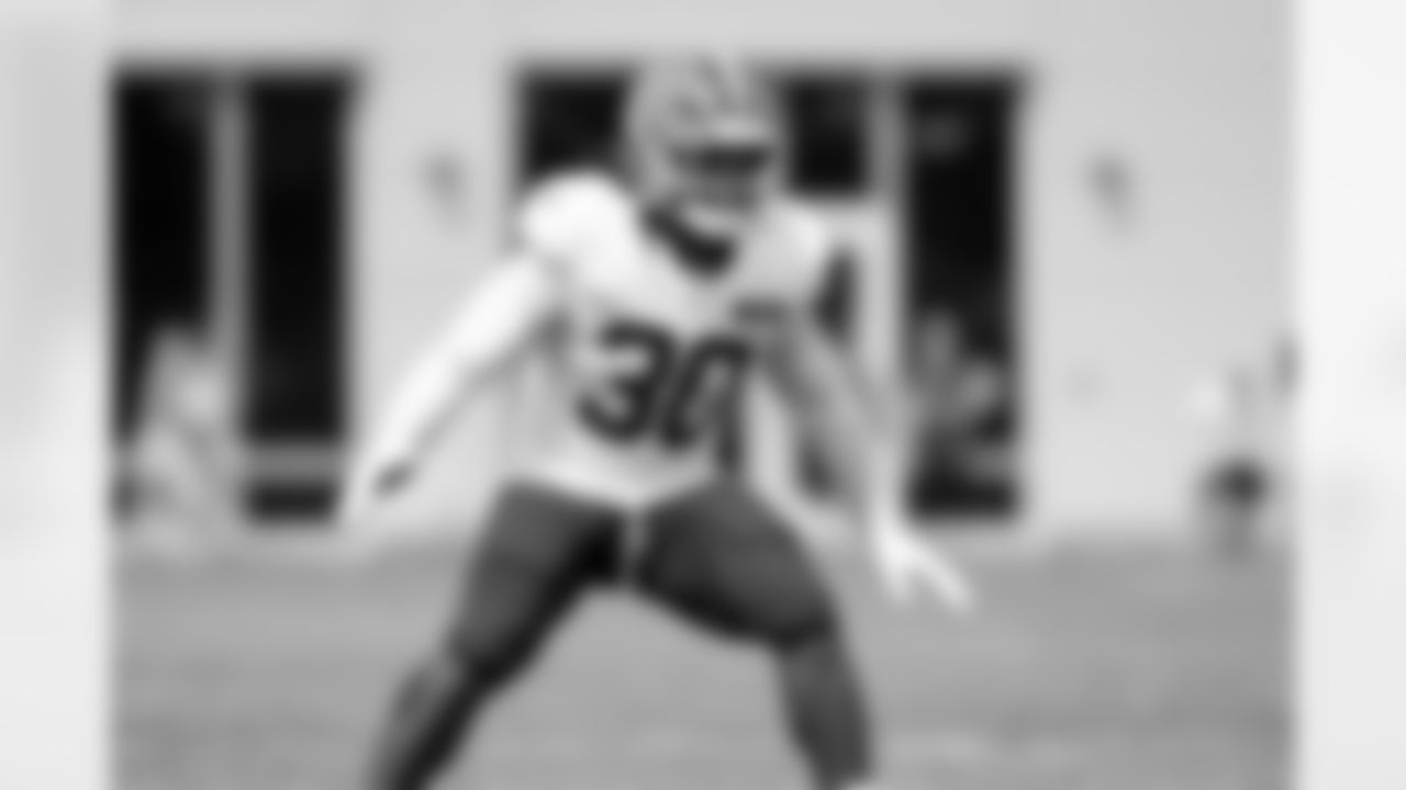 Linebacker Devin Bush (30)