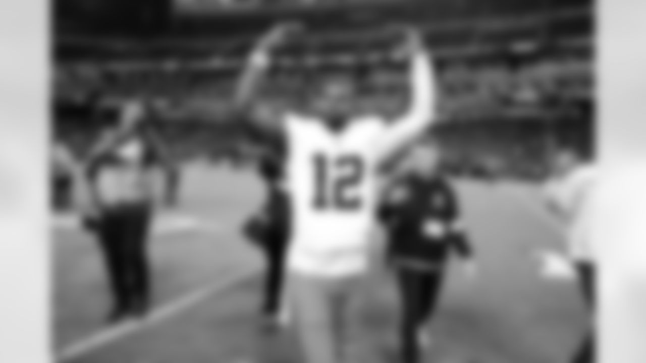 The Browns celebrate after a NFL football game between the Cleveland Browns and Las Vegas Raiders on November 23, 2025 at Allegiant Stadium.