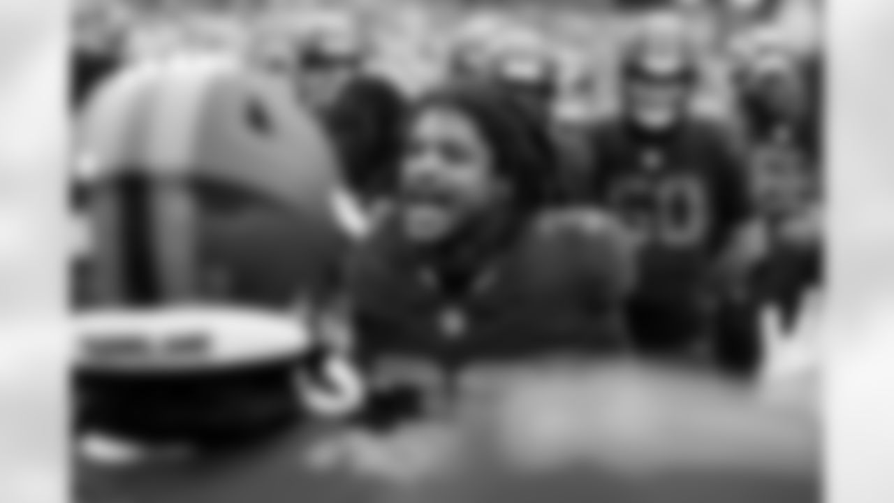 Linebacker Devin Bush (30)