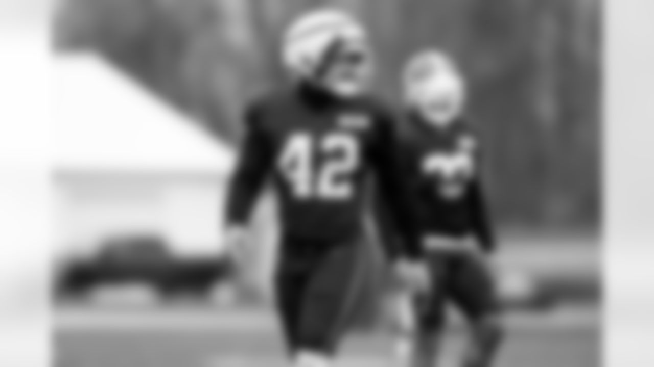 Linebacker Easton Mascarenas-Arnold (42) during practice at CrossCountry Mortgage Campus on November 5, 2025.