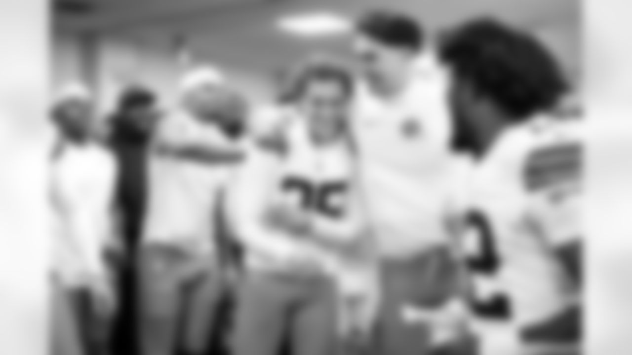 The Browns celebrate after a NFL football game between the Cleveland Browns and Cincinnati Bengals on January 4, 2026 at Paycor Stadium.