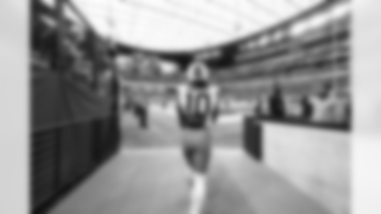 Running back Quinshon Judkins (10) before a NFL football game between the Cleveland Browns and Las Vegas Raiders on November 23, 2025 at Allegiant Stadium.