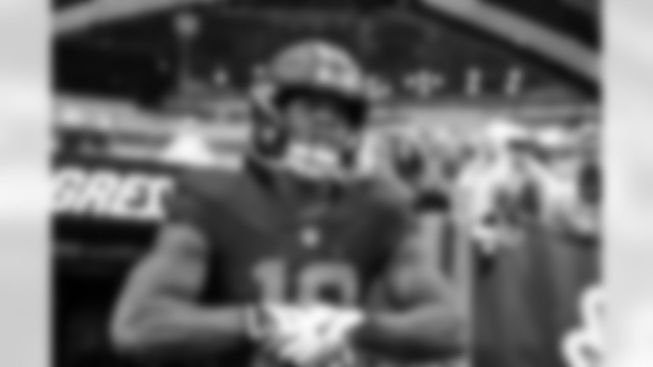 Running back Quinshon Judkins (10) before a NFL football game between the Miami Dolphins and Cleveland Browns on October 19, 2025 at Huntington Bank Field.