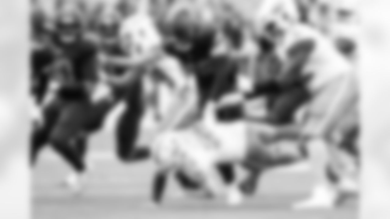 Linebacker Carson Schwesinger (49) during a NFL football game between the Miami Dolphins and Cleveland Browns on October 19, 2025 at Huntington Bank Field.