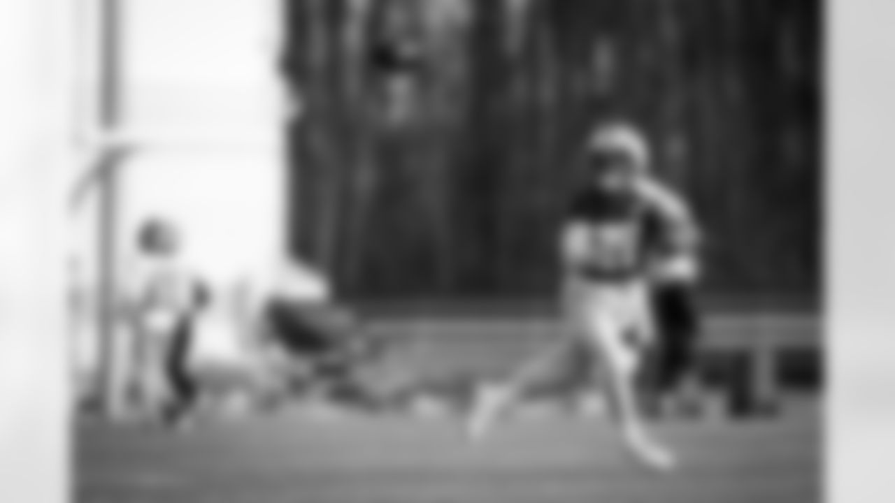 Running back Kareem Hunt (27) during practice at CrossCountry Mortgage Campus on December 14, 2023.