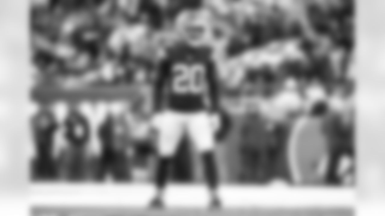 Defensive back D'Angelo Ross (20)