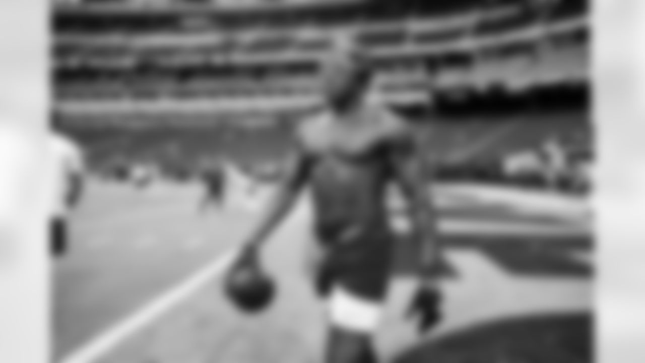 Tight end David Njoku (85) before a NFL football game between the Cleveland Browns and Las Vegas Raiders on November 23, 2025 at Allegiant Stadium.