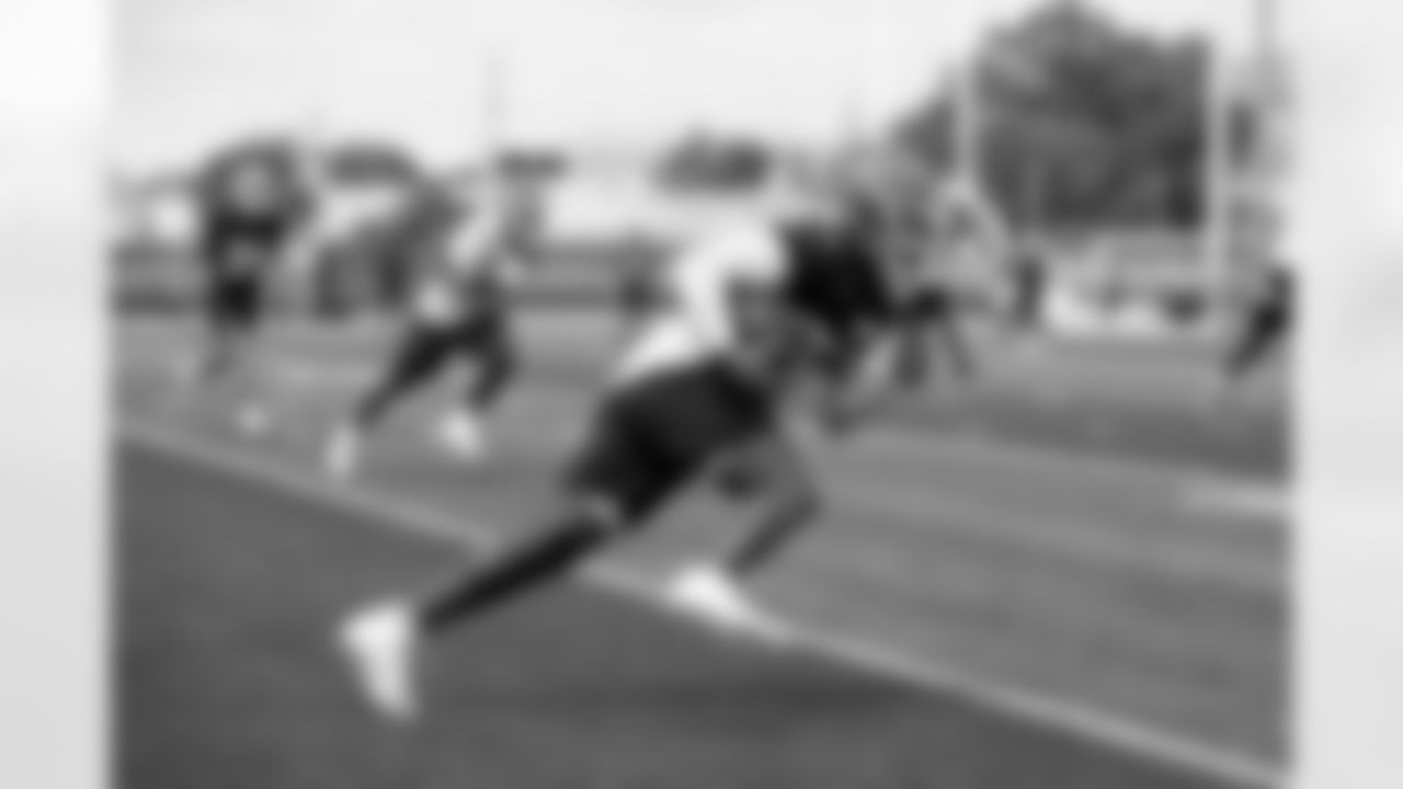 Running back Dylan Sampson (22) during the first day of mandatory minicamp at CrossCountry Mortgage Campus on June 10, 2025.