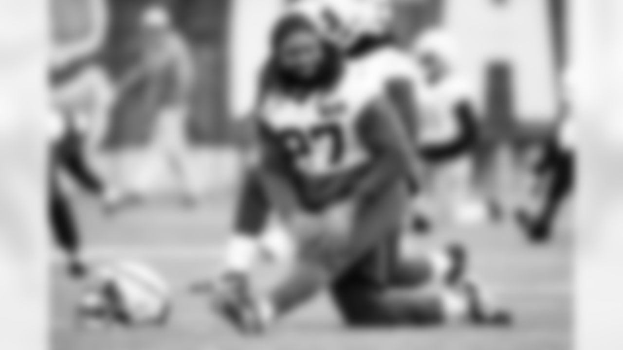 Running back D'Onta Foreman (27) during practice at CrossCountry Mortgage Campus on December 11, 2024.
