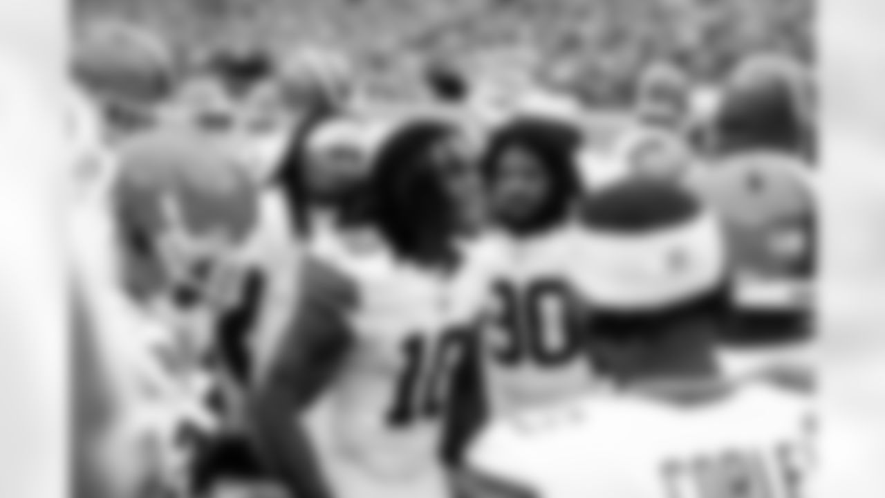 Running back Quinshon Judkins (10) before a NFL football game between the Cleveland Browns and New York Jets on November 9, 2025 at MetLife Stadium. The Browns lost 20-27.