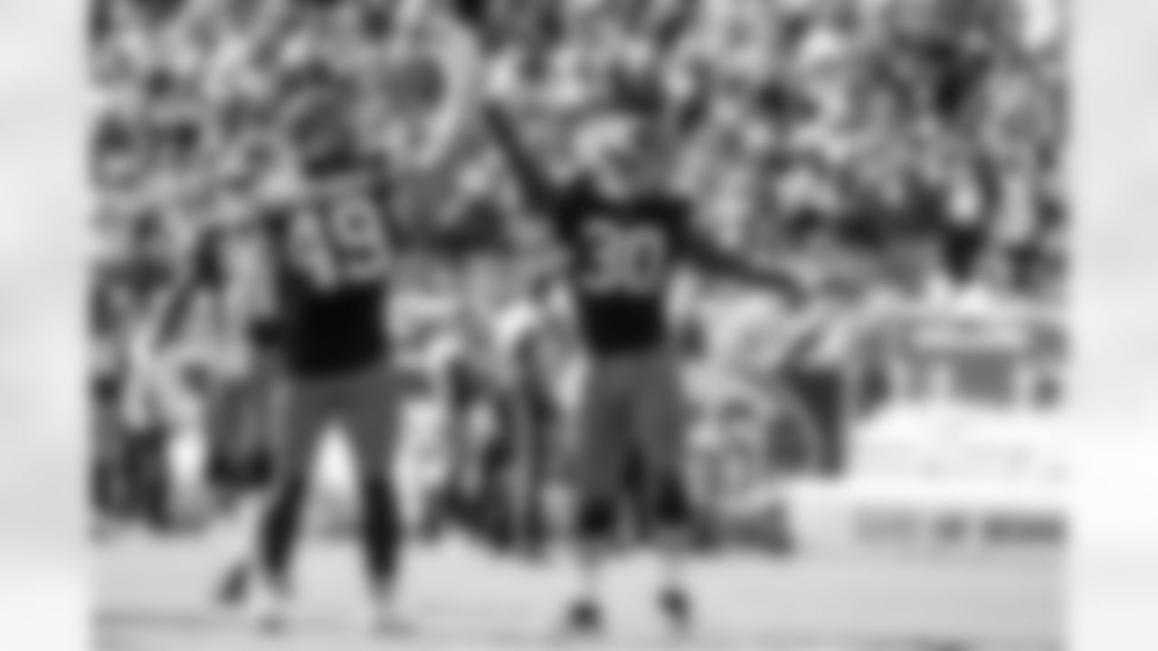 Linebacker Carson Schwesinger (49) and Linebacker Devin Bush (30) during a NFL football game between the Cincinnati Bengals and Cleveland Browns on September 7, 2025 at Huntington Bank Field. The Browns lost 16-17.