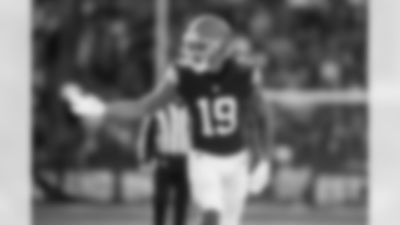 Wide receiver Cedric Tillman (19)