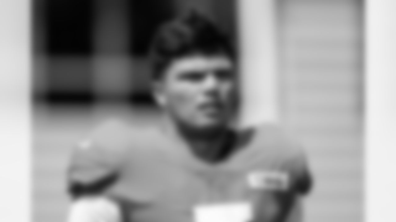 Quarterback Dillon Gabriel (5)
