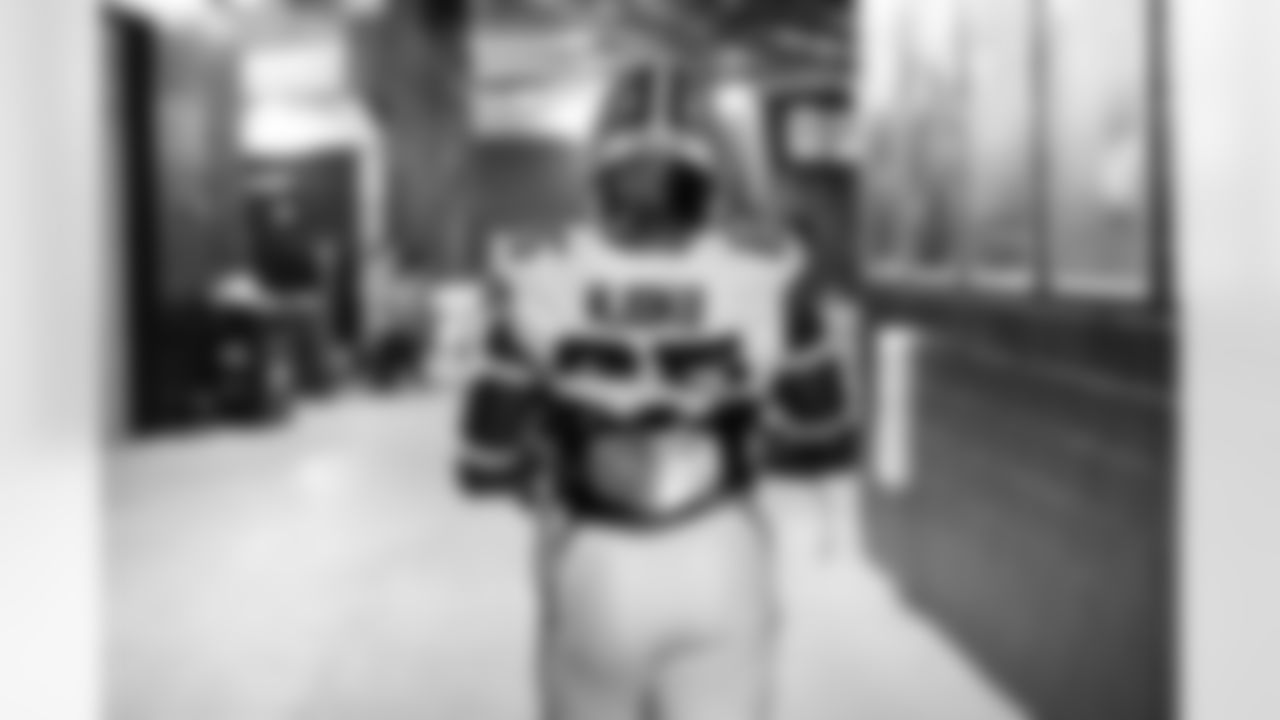 Tight end David Njoku (85) before a NFL football game between the Cleveland Browns and New England Patriots on October 26, 2025 at Gillette Stadium.