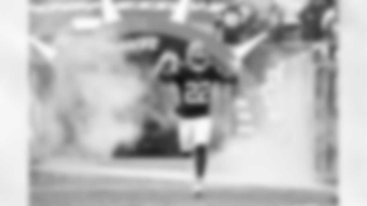 Running back Dylan Sampson (22)