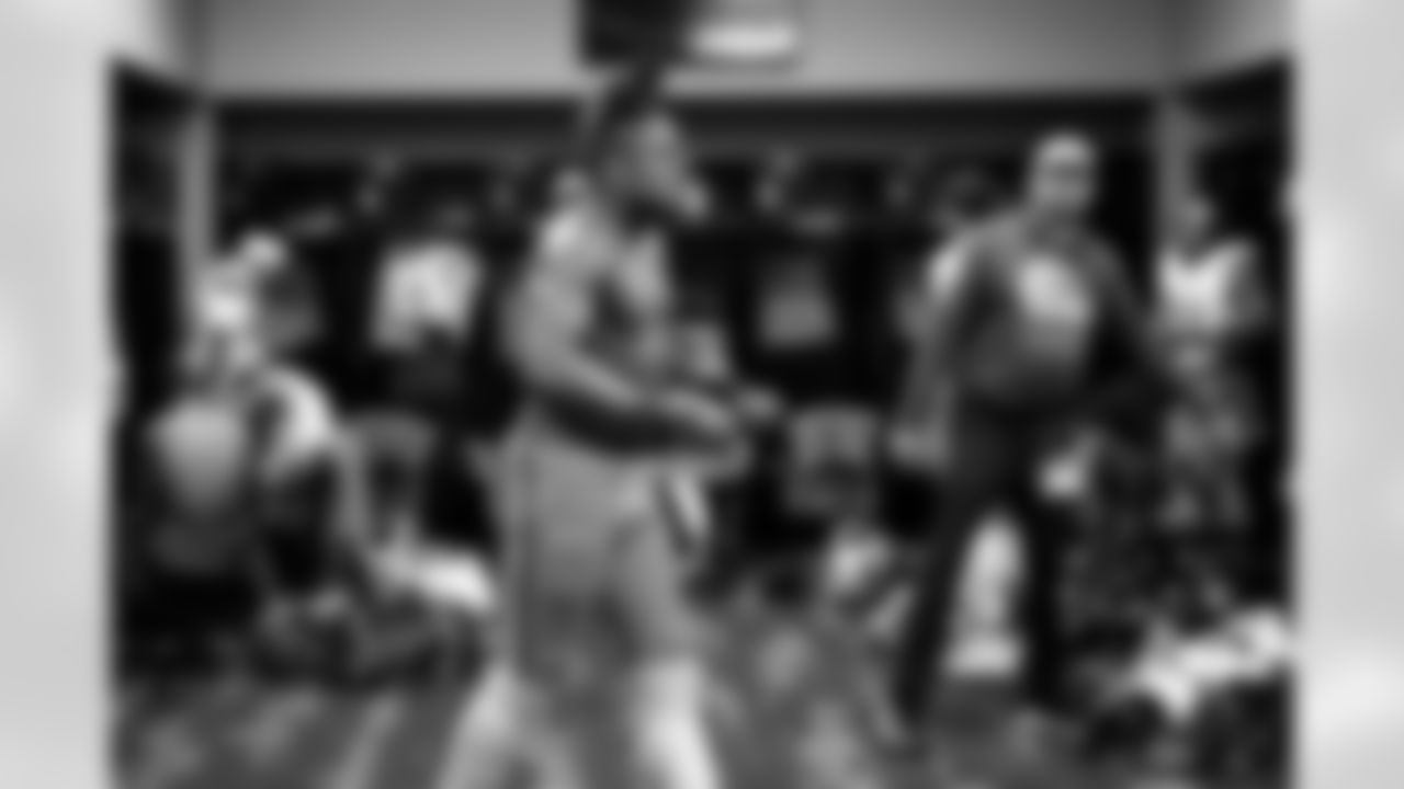 The Browns celebrate after a NFL football game between the Cleveland Browns and Las Vegas Raiders on November 23, 2025 at Allegiant Stadium.