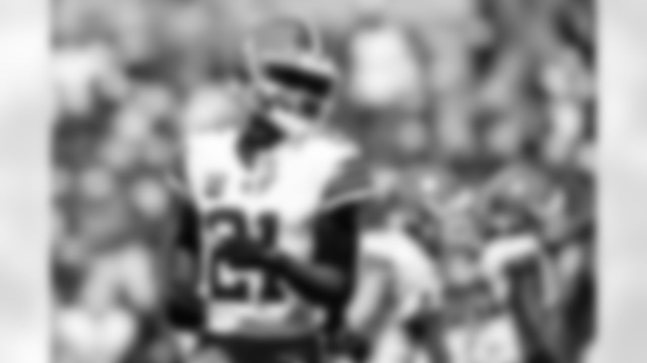 Cornerback Denzel Ward (21)